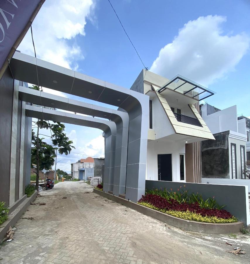 Villa Royal Arois Syariah Dekat Jatim Park 3 Tlekung Exterior foto